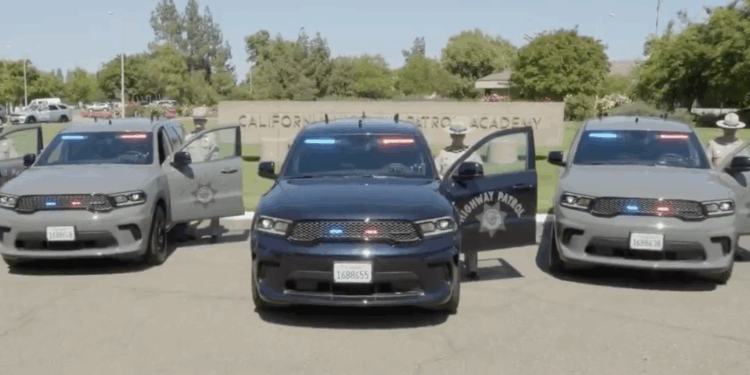 Presentan patrullas camufladas para reforzar vigilancia en carretera